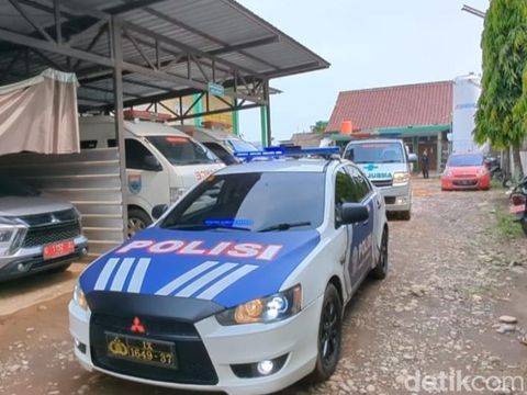 dua-jenazah-korban-kecelakaan-bus-di-tol-batang-diberangkatkan-dari-rsud-kalisari-batang-ke-rumah-duka-di-pati-senin-27102025-1761534064303_43