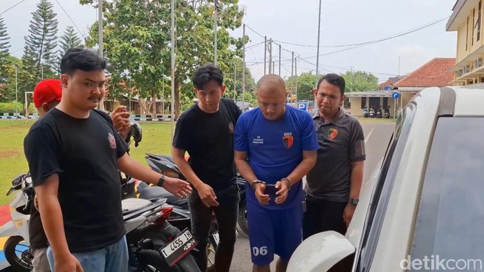 haryanto-baju-biru-bos-minimarket-yang-membunuh-anak-buahnya-1761138358626_169