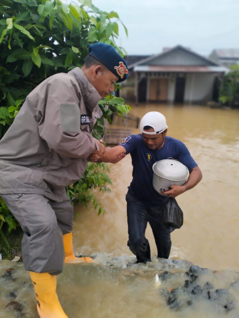 Brimob Polda Aceh Bantu Evakuasi Masyarakat dari Lokasi Banjir