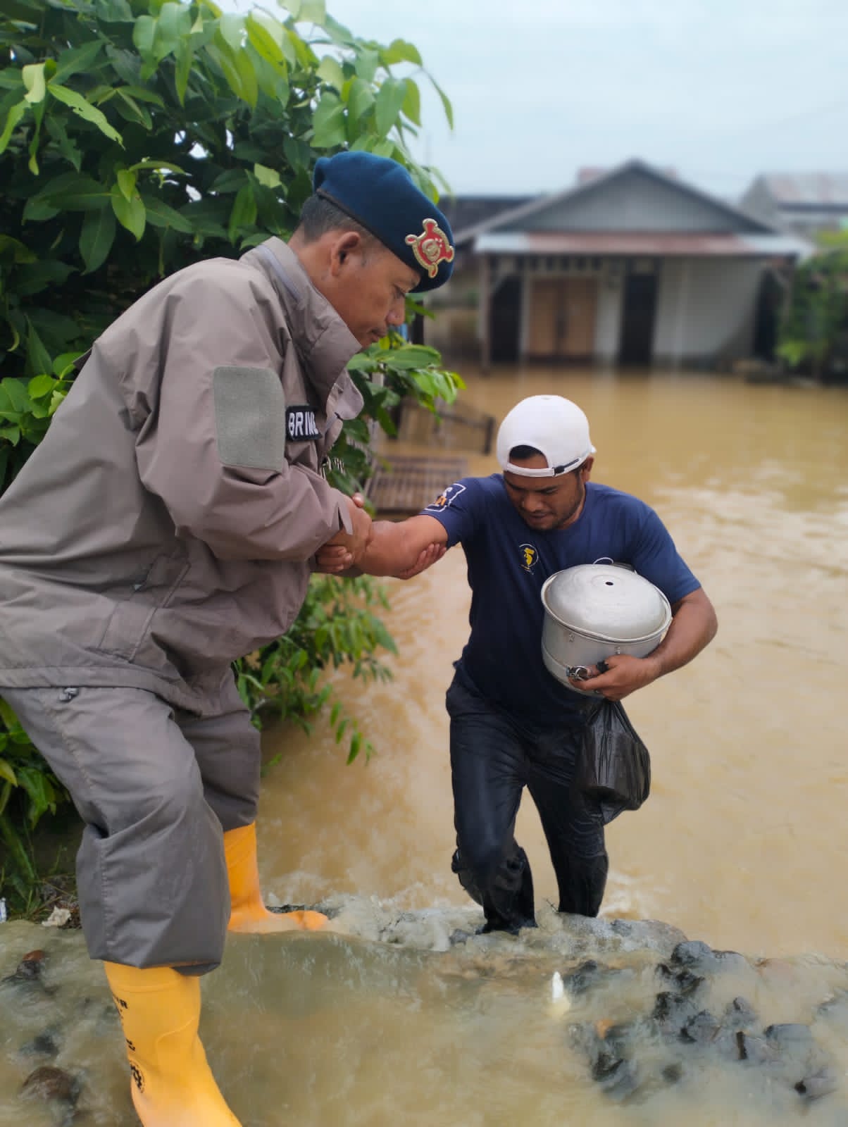 Brimob Polda Aceh Bantu Evakuasi Masyarakat dari Lokasi Banjir