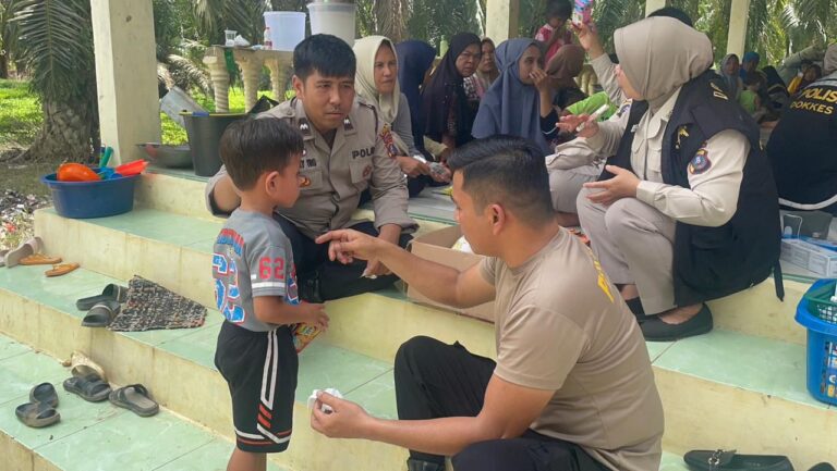 Polri Hadir Melalui Dokkes Polres Langkat Melaksanakan Bakti Kesehatan Kepada Kepada Masyarakat Desa Harapan Makmur