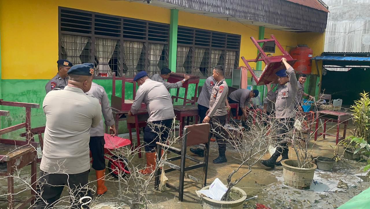 Polri Melalui Brimob Polda Sumut Membantu Pembersihan Pasca Bencana Banjir Yang Merendam Smp Negeri 1 Tanjung Pura