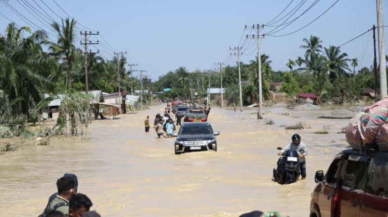 Kapolda Aceh “Menerobos” Lumpur dan Banjir  tiba di Tamiang, pastikan penanganan banjir berjalan cepat dan terkoordinasi.