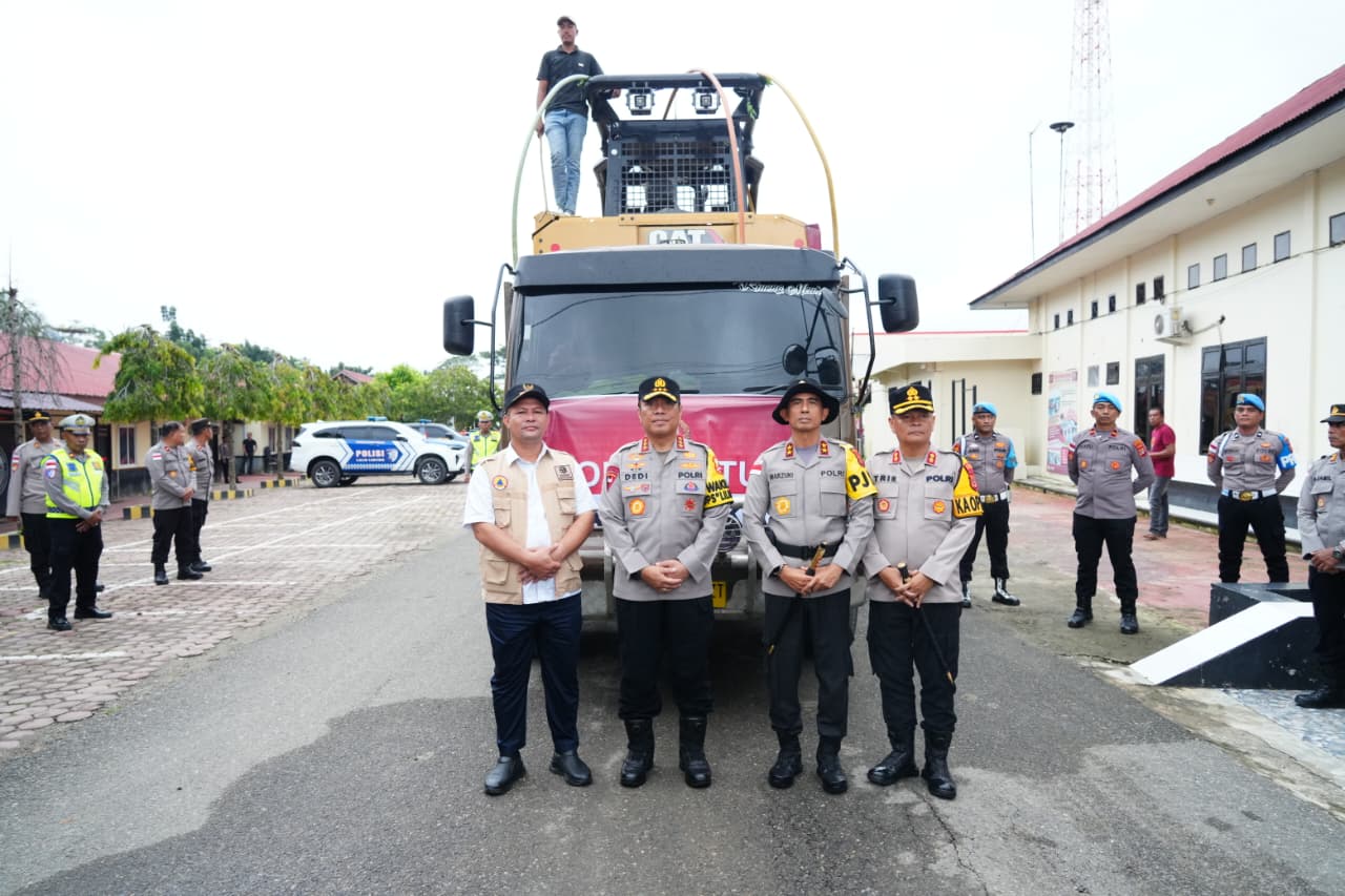 Polri Salurkan Bantuan dan Kerahkan Alat Berat untuk Percepat Pemulihan Banjir di Aceh Utara