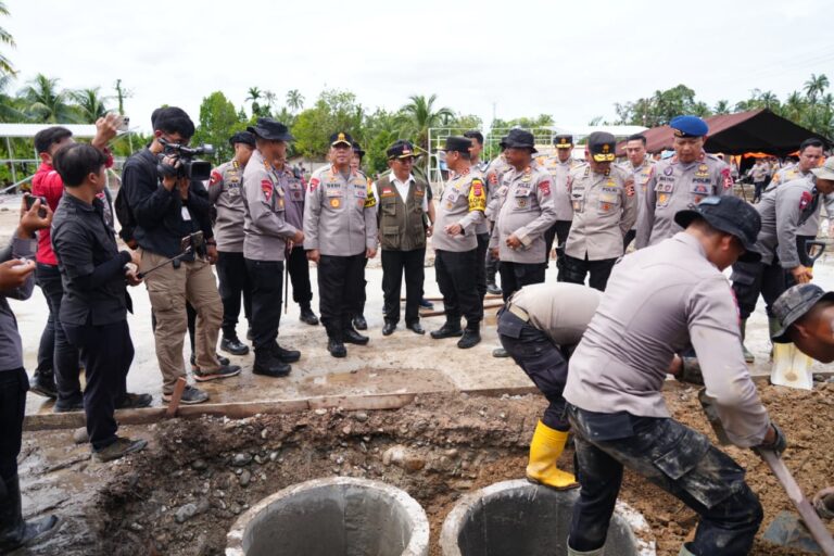 Wakapolri Tinjau Dapur Umum Bhayangkari dan Resmikan Sumur Bor di Huntara Asam Pulau