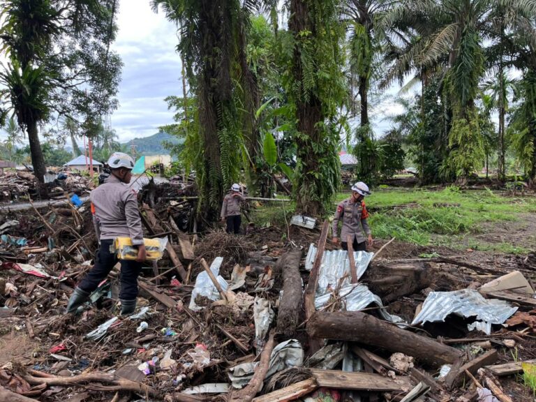 Tim SAR Resimen II Pasukan Pelopor Bantu Pencarian dan Pemulihan Infrastruktur Pascabanjir di Agam