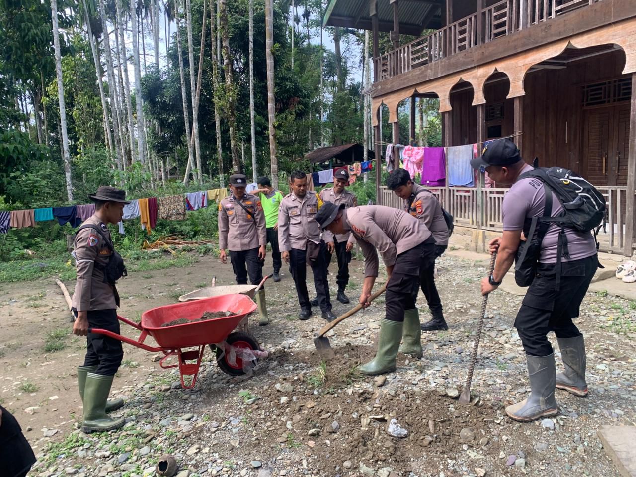 Gotong Royong di Pesantren Terdampak Banjir Bandang, Polres Nagan Raya Hadir Bantu Pemulihan