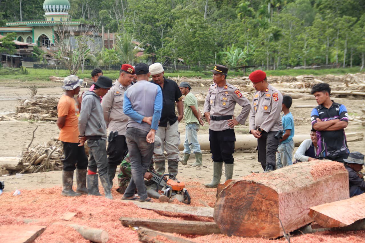 Polres Gayo Lues, Polsek Rikit Gaib dan Brimob bersama Warga Gotong Royong Siapkan Jembatan