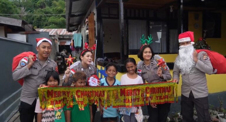 Satgas Humas Ops Damai Cartenz Bagikan Bingkisan Natal kepada Anak-anak di Jayapura