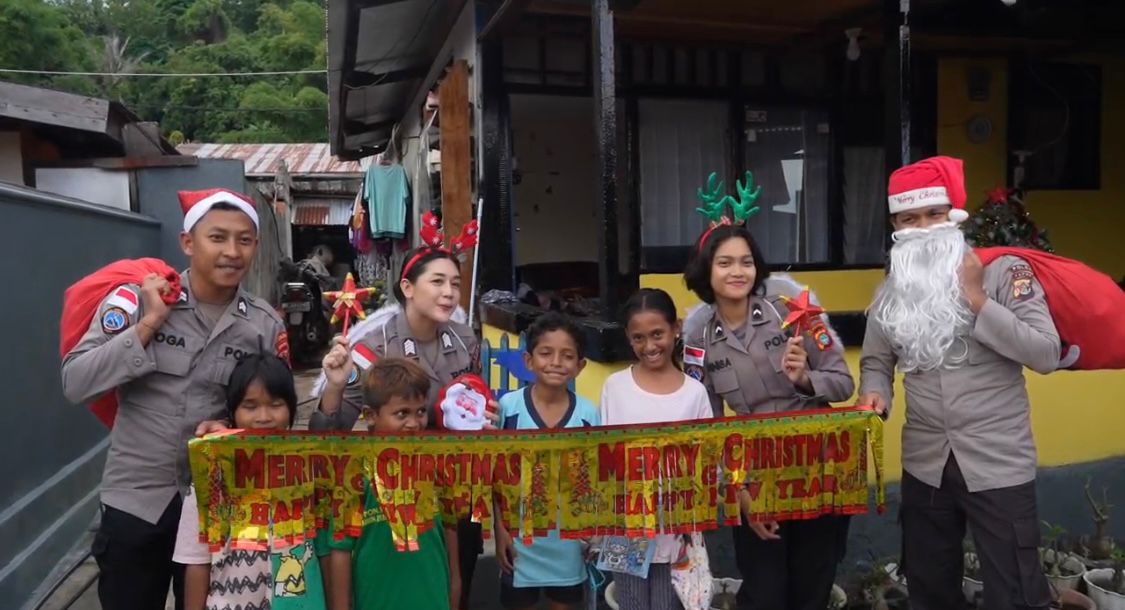 Satgas Humas Ops Damai Cartenz Bagikan Bingkisan Natal kepada Anak-anak di Jayapura