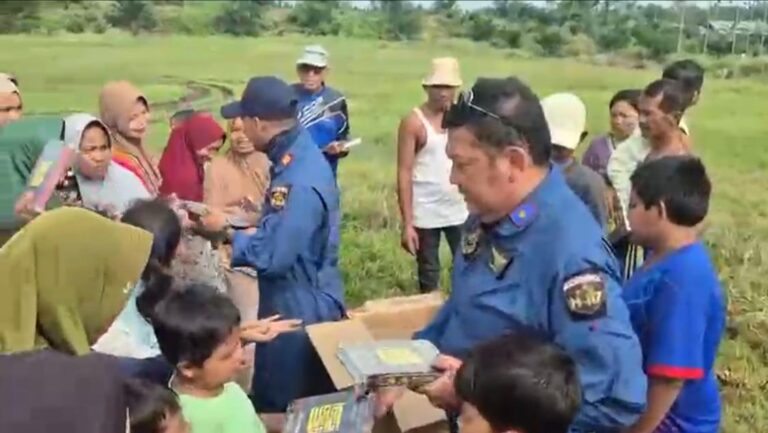 Aksi Kemanusiaan Pilot dan Kru Helikopter Salurkan 145 Al-Qur’an untuk Anak-Anak Terdampak Banjir di Aceh Tamiang