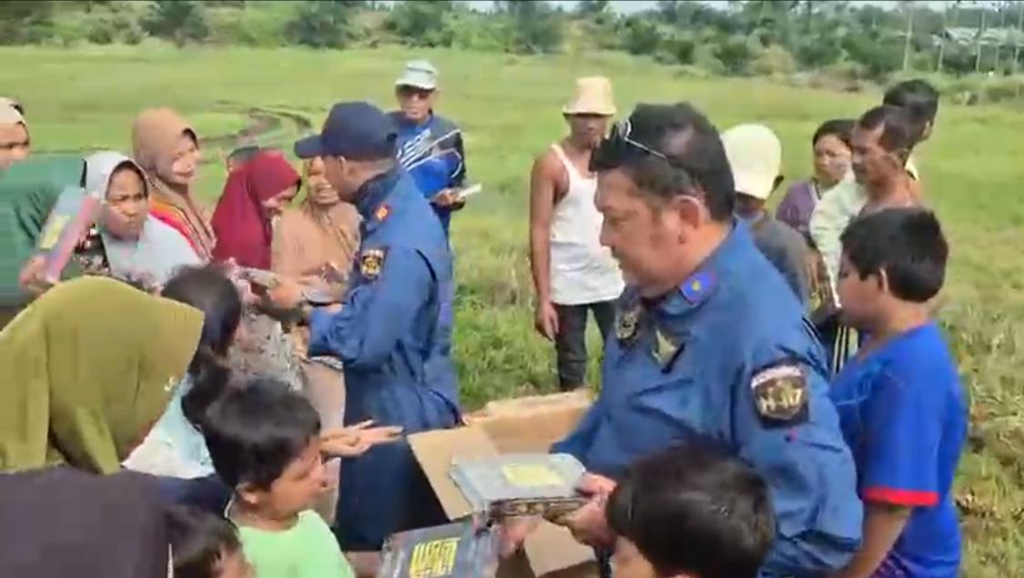 Aksi Kemanusiaan Pilot dan Kru Helikopter Salurkan 145 Al-Qur’an untuk Anak-Anak Terdampak Banjir di Aceh Tamiang