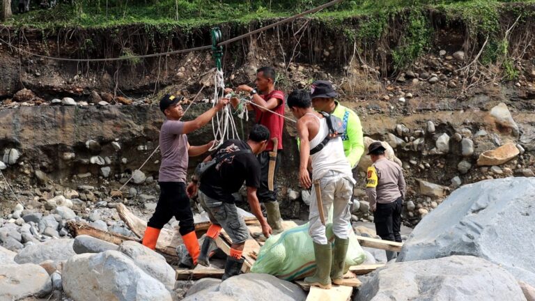 Polres Bener Meriah dan Brimob Pasang Tali Sling, Pulihkan Akses Warga Pasca Bencana di Bener Meriah dan Aceh Tengah