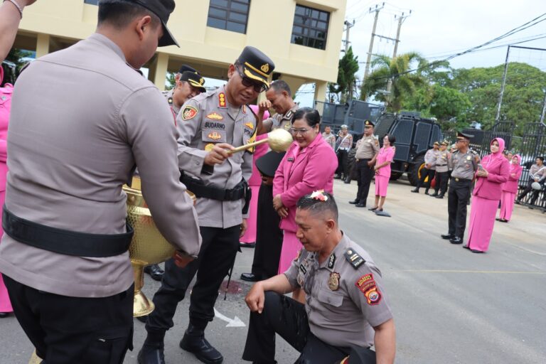Kapolresta Bengkulu Pimpin Upacara Kenaikan Pangkat 81 Personel Polri