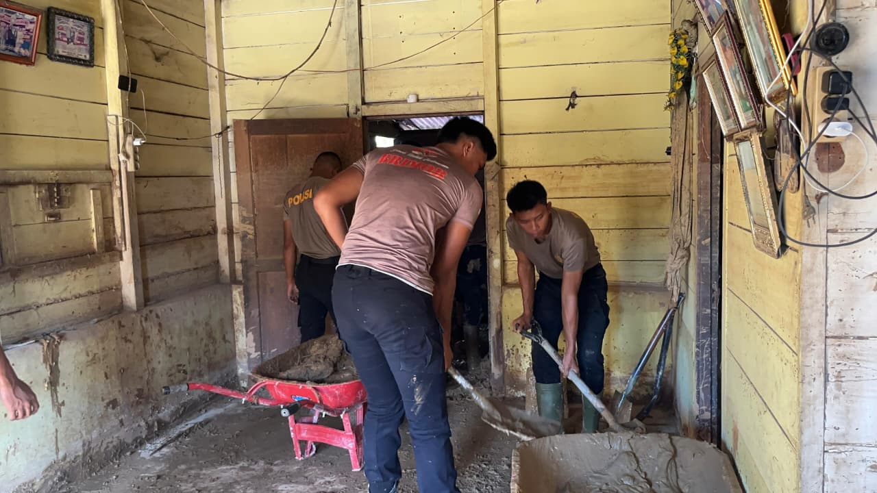 Brimob Polda Sumut Laksanakan Gotong Royong Pembersihan Rumah dan Gudang Warga Terdampak Bencana
