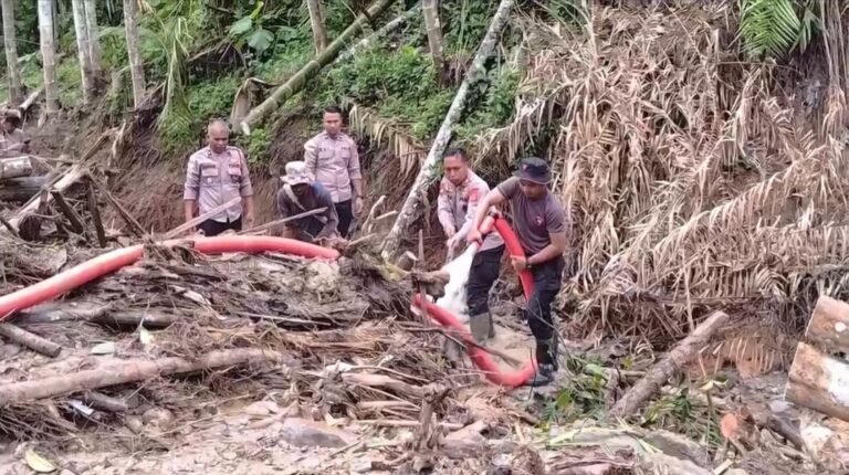 Di Tengah Lumpur dan Harapan, Polri Bersama Warga Buka Akses Jalan Kampung Setie Pascabencana
