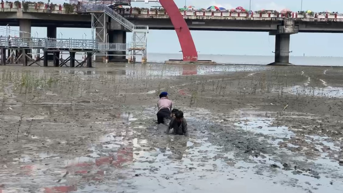 Respons Cepat Dit Polairud Polda Jatim Selamatkan Dua Anak Terjebak Lumpur di Wisata Kenjeran