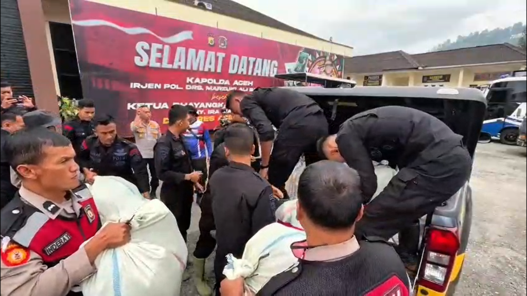 Kapolres Aceh Tengah Jangkau Desa Terisolir dengan Trail, Salurkan Bantuan dan Gelar Bhakti Kesehatan bagi Pengungsi Bintang Pepara