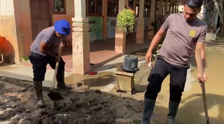 Pulihkan Sekolah Pascabanjir Bandang, Polres Bireuen Gotong Royong Bersihkan SD Negeri 11 Kutablang