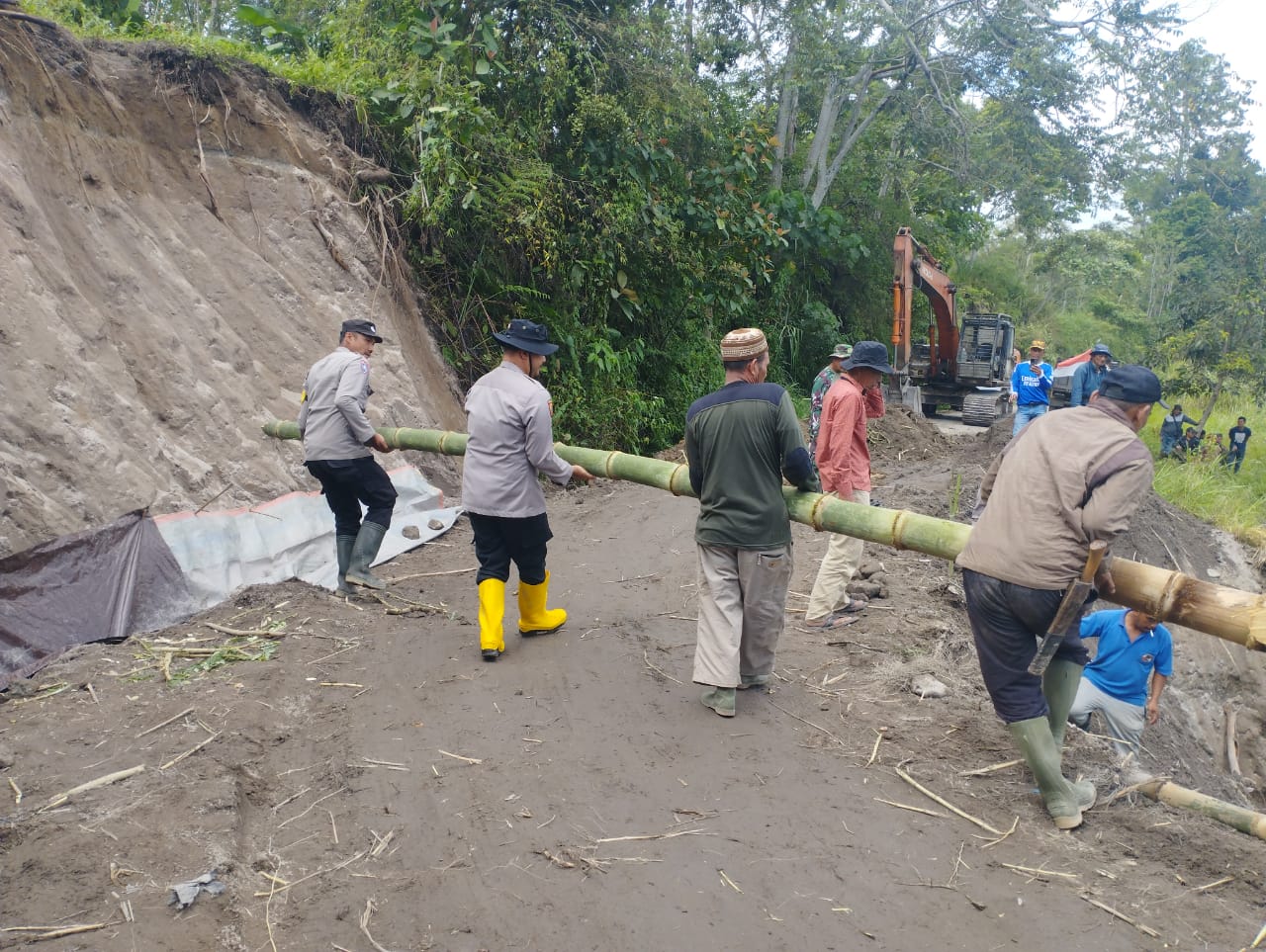 Gotong Royong Menahan Longsor : Polsek Kute Panang dan Warga Lukup Sabun Barat Bersatu Menjaga Jalan Kehidupan