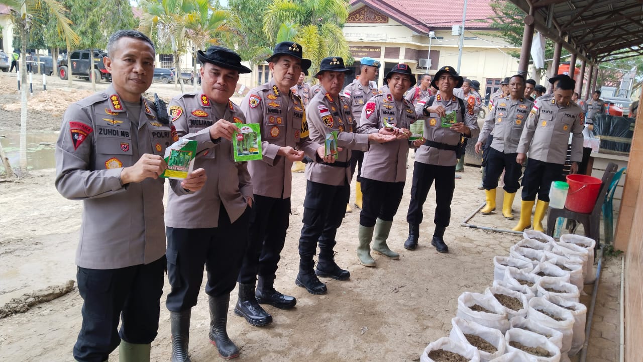 Manfaatkan Lumpur Banjir, Kapolda Aceh Serahkan Ribuan Karung Tanam Untuk Masyarakat Aceh Tamiang