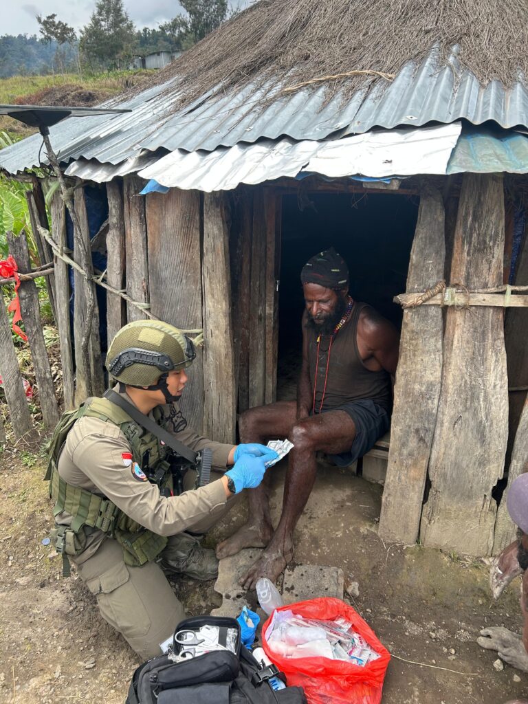 Sentuh Hati Warga, Satgas Damai Cartenz 2026 Gelar Patroli dan Pengobatan Keliling di Sinak