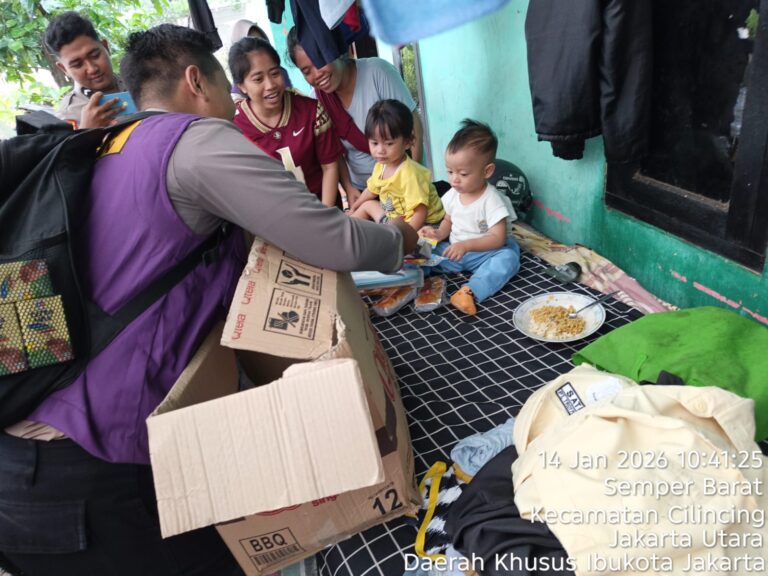 Tim Trauma Healing Polri Bersama Relawan Mahasiswa UI Hadir Bersama Warga Pascabanjir di Cilincing