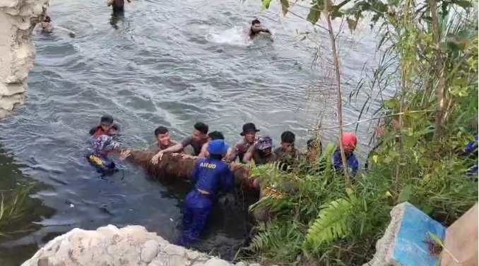 Tim SAR Korpolairud BKO Polda Jabar Bangun Jembatan Sementara di Padang Pariaman, Akses Warga Patamuan Kembali Terhubung