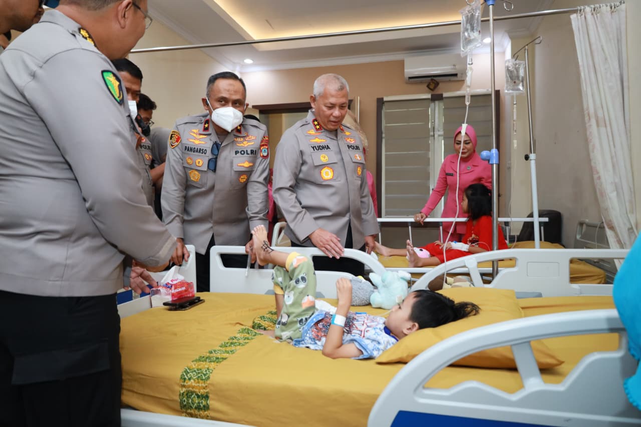 Bertemu Saat Banjir Rob Sei Tabuk, Kapolda Kalsel Berikan Bantuan Biaya Pengobatan Anak Yatim Piatu Korban Laka Lantas