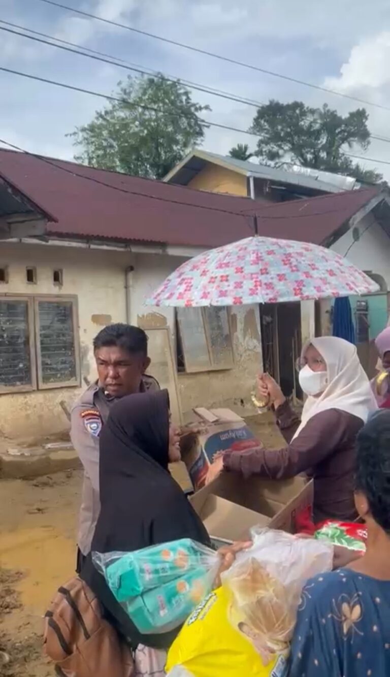 Polri Salurkan Bantuan Sembako untuk Warga Terdampak Banjir Bandang di Gurun Laweh