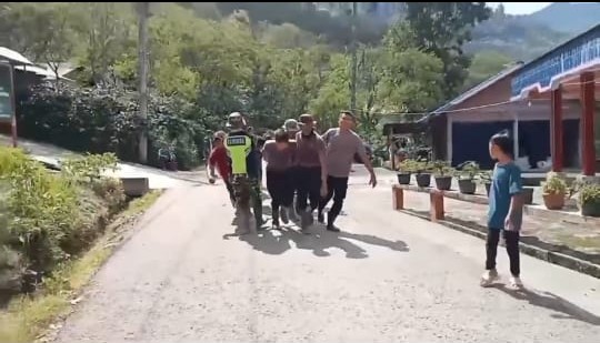 Tak Kenal Hari Libur, Polri Bersama Warga Bangun Jembatan Darurat Pascabencana di Aceh Tengah