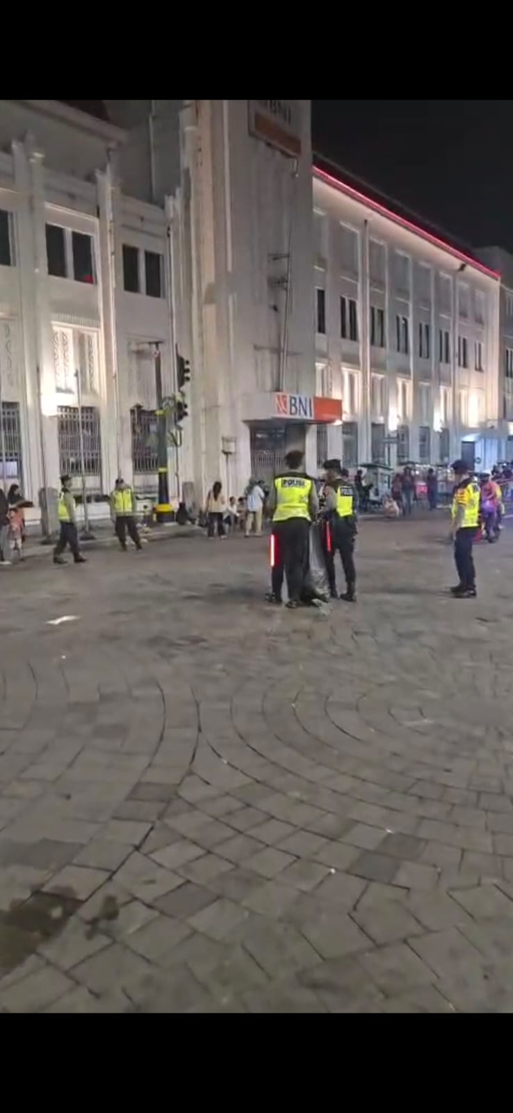 Aksi Humanis Polisi, Punguti Sampah Usai Perayaan Tahun Baru di Yogyakarta