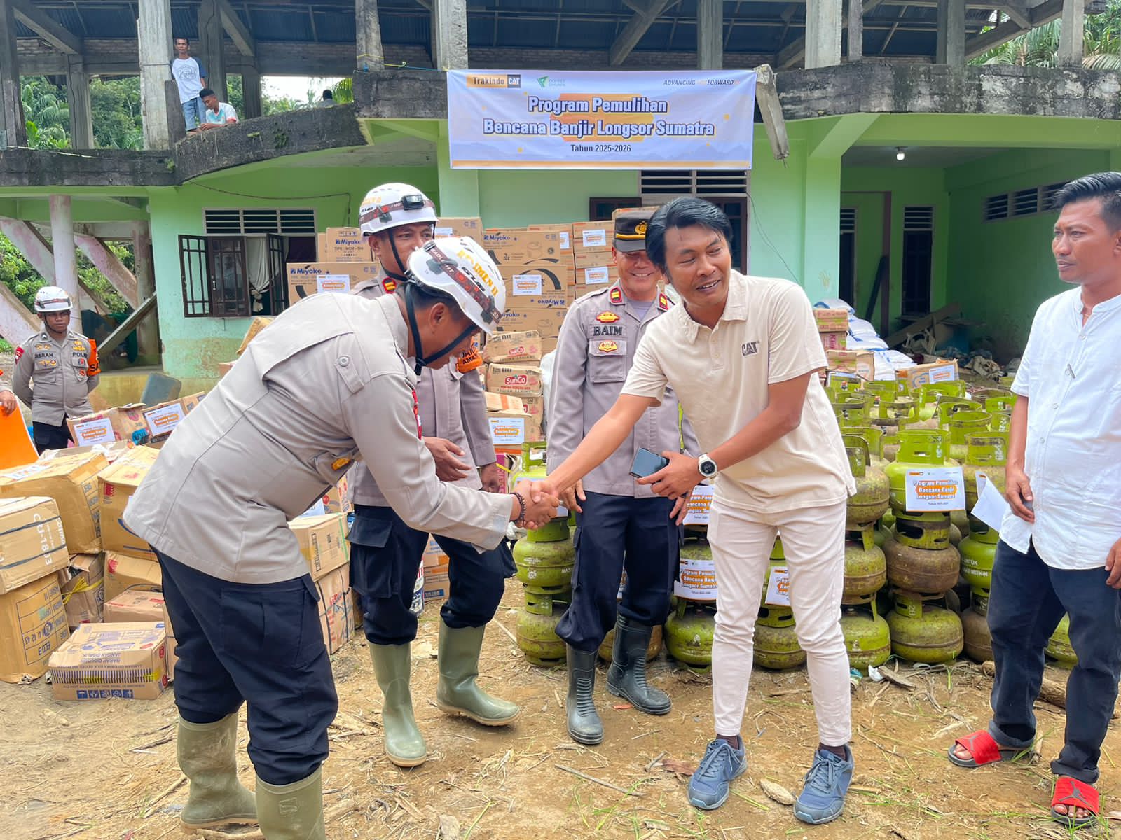 Tim SAR Brimob BKO Polda Sumbar Lakukan Pencarian Korban dan Salurkan Bantuan Banjir di Palembayan