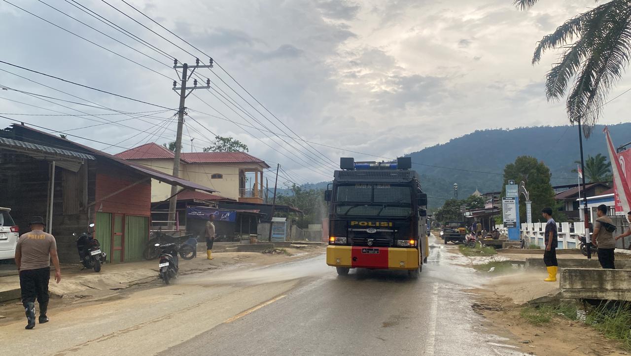 Cegah Risiko ISPA, Polres Aceh Selatan Terjunkan Water Cannon Bersihkan Debu Sisa Banjir