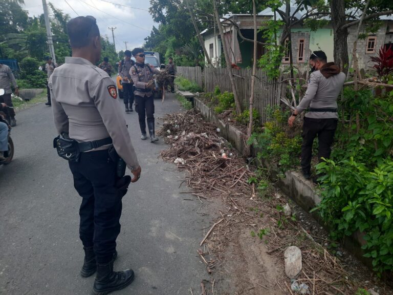 Polri-TNI Terus Lakukan Penanganan Banjir Donggala, Akses Jalan Mulai Dibuka dan Pembersihan Rumah Warga Digencarkan