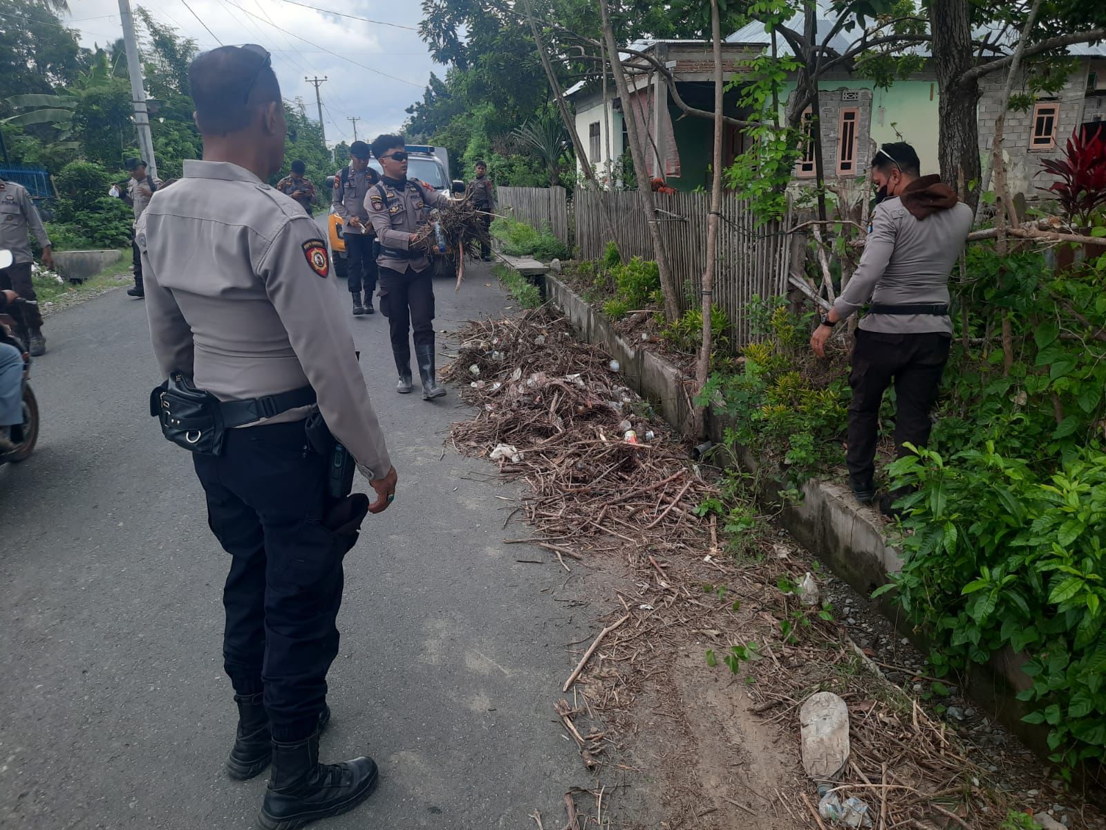Polri-TNI Terus Lakukan Penanganan Banjir Donggala, Akses Jalan Mulai Dibuka dan Pembersihan Rumah Warga Digencarkan