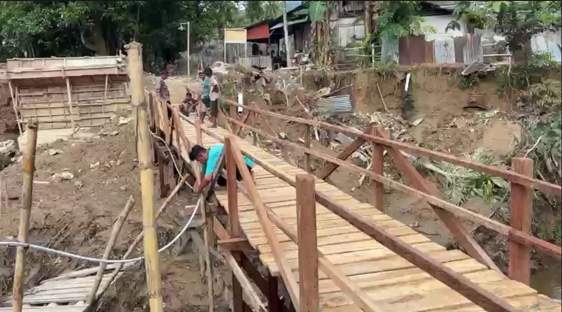 Sat Brimob Polda Sumbar Bangun Jembatan Darurat Penghubung Dua Nagari di Padang Pariaman