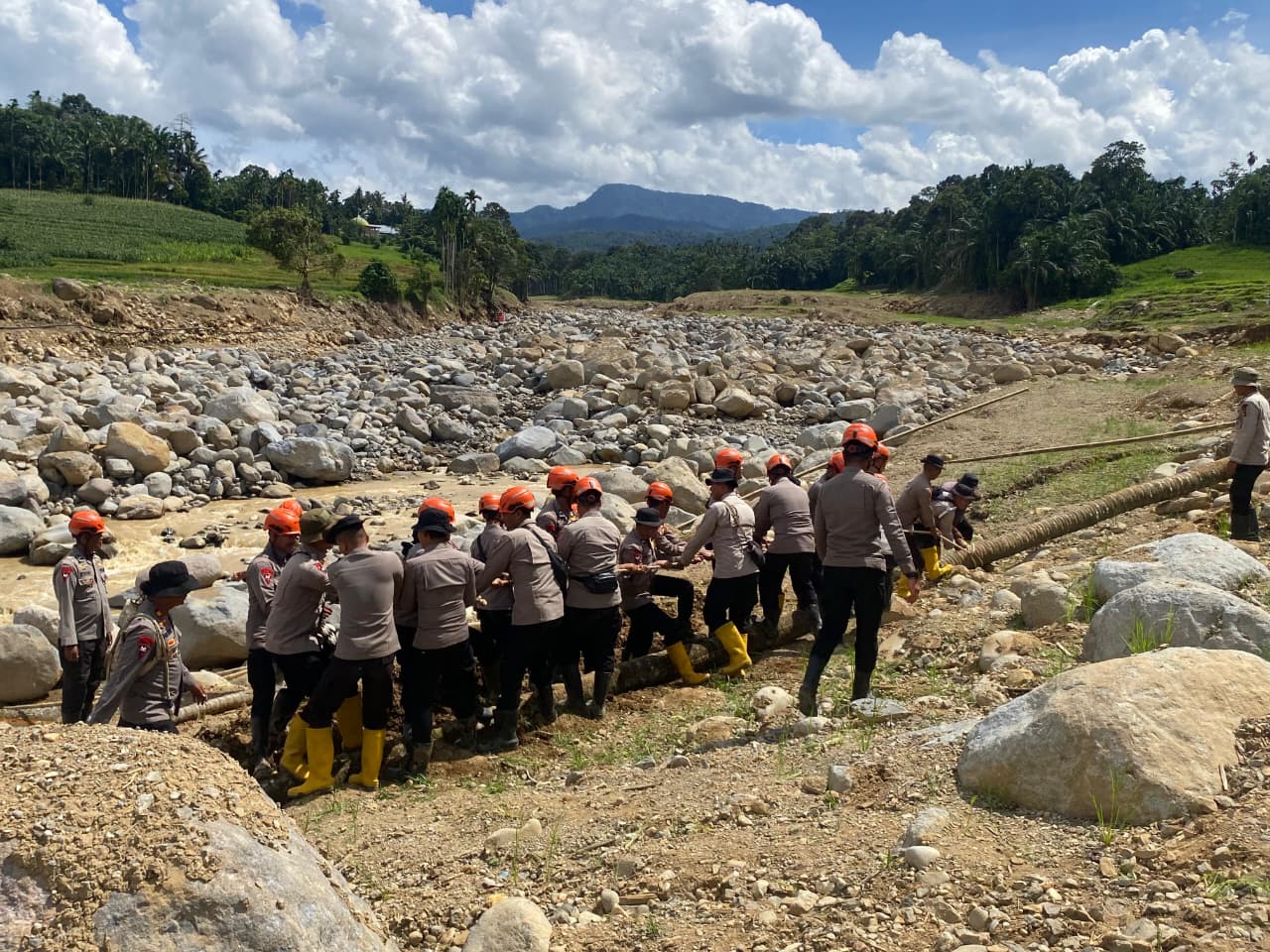 Pemulihan Akses Warga, Brimob Jambi Bangun Jembatan Darurat Antar Desa Kampung Tengah Timur dan Padang Landua