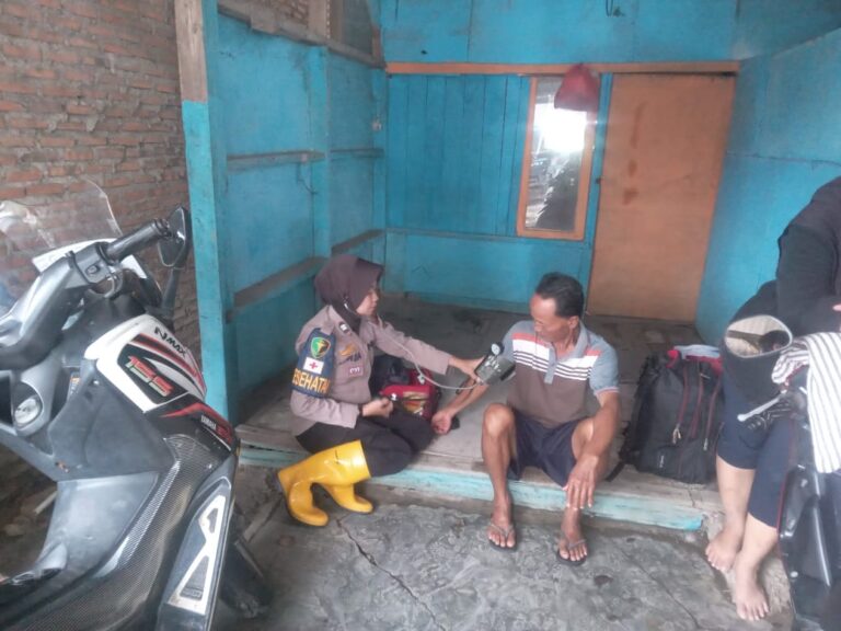 Polri “All Out” Evakuasi, Hadirkan Randurlap dan Patroli Kesehatan Door to Door untuk Korban Banjir Karawang