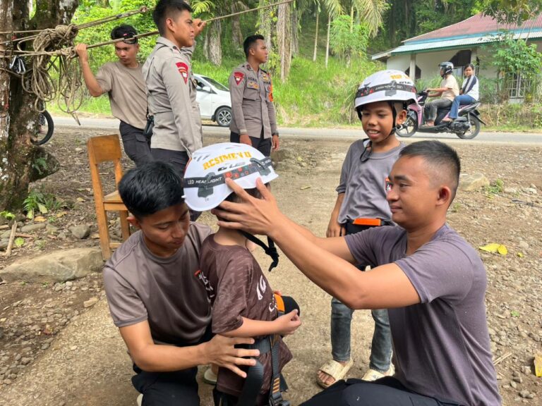 Trauma Healing Polri Hadirkan Flying Fox untuk Kembalikan Senyum Anak-Anak Terdampak Bencana di Kayu Pasak