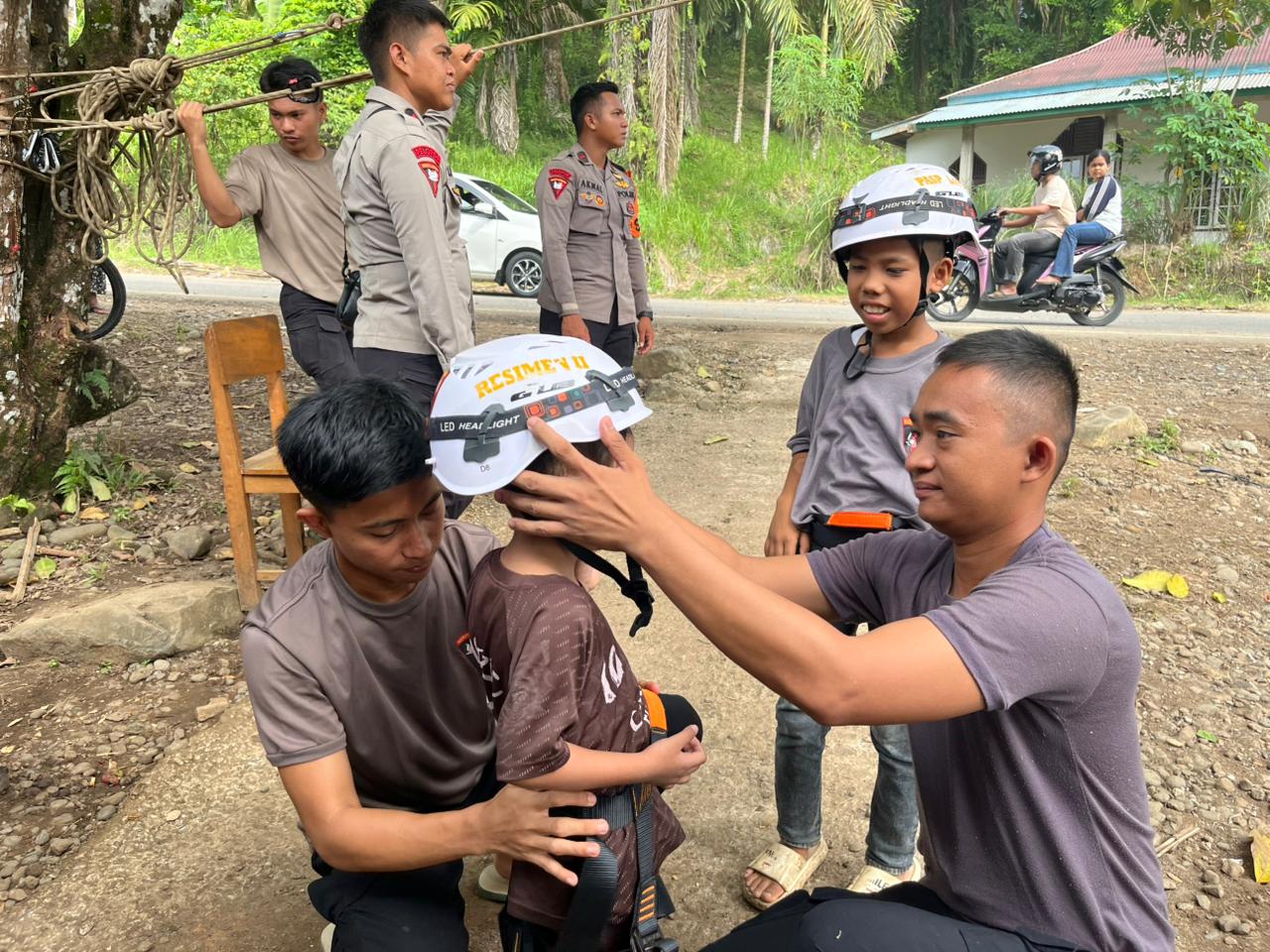 Trauma Healing Polri Hadirkan Flying Fox untuk Kembalikan Senyum Anak-Anak Terdampak Bencana di Kayu Pasak