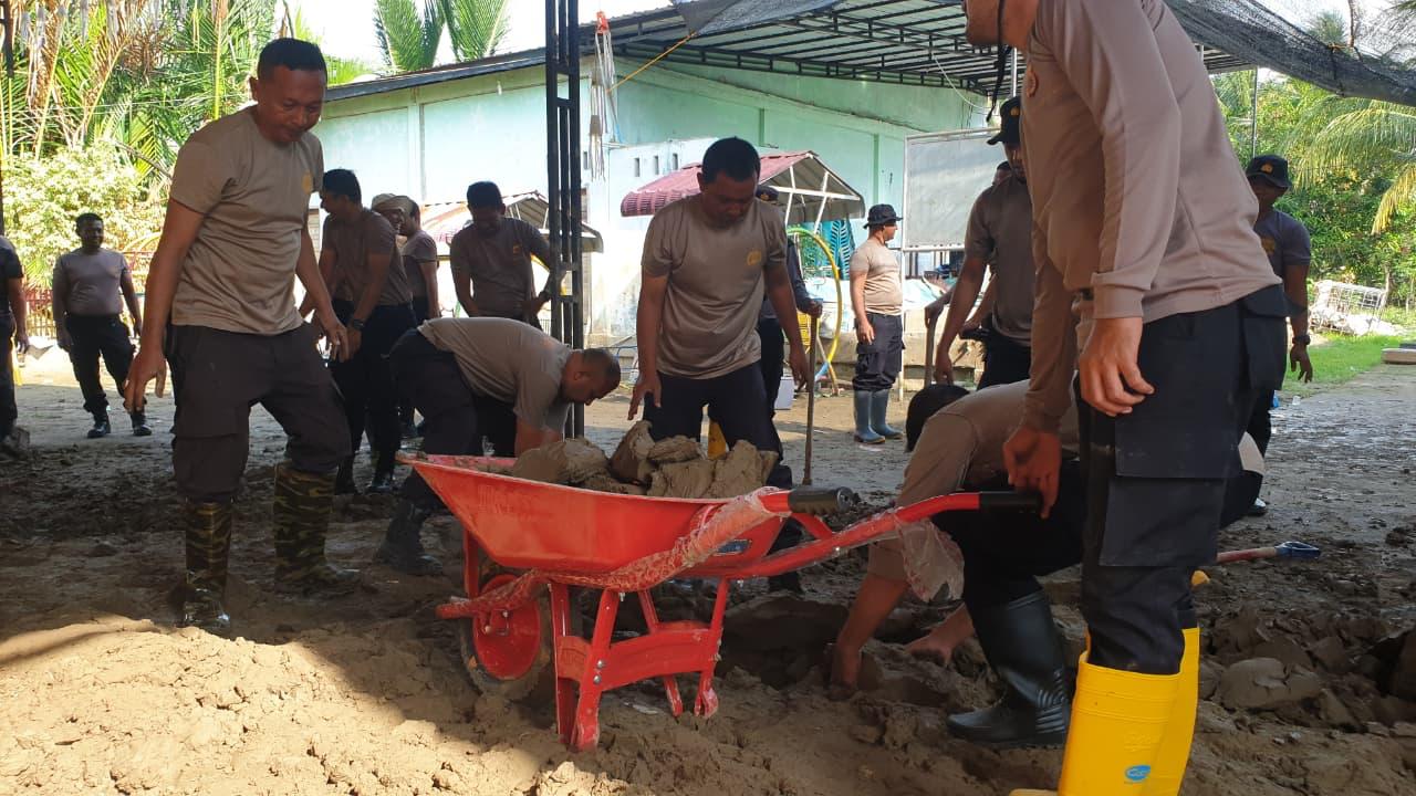 Pulihkan Sekolah Pascabanjir, Polres Bireuen Gotong Royong Bersihkan TK di Gandapura