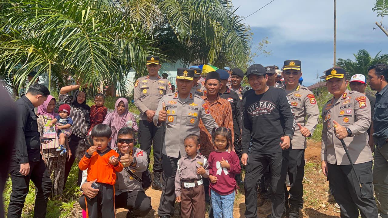 Kapolda Bengkulu Pimpin Offroad Jelajah Berkah Bhayangkara ke 2 di Batik Nau, Bengkulu Utara : Salurkan Bansos untuk Warga Terpencil