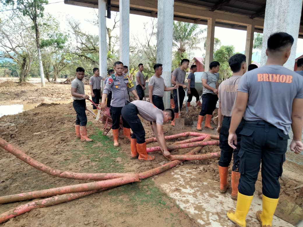 Brimob Polda Sumut Bersihkan Lumpur di Aula SMP Swasta Santo Fransiskus Pandan Pascabencana