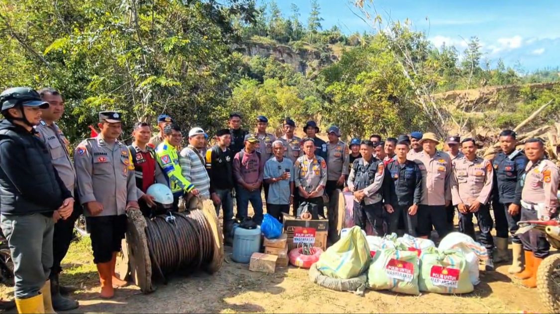 Tembus Medan Sulit, Polres Aceh Tengah Distribusikan Sembako dan Sling Baja ke Kemukiman Jamat