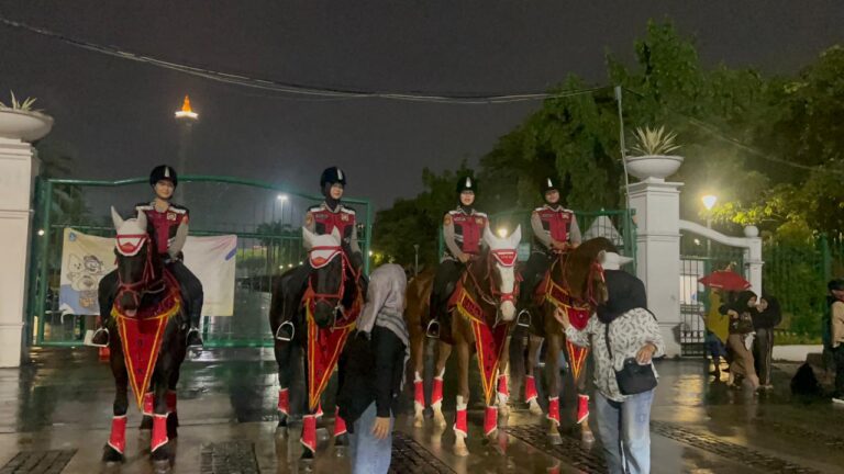 Polisi Berkuda Polsatwa Patroli di Monas, Warga Antusias hingga Foto Bareng