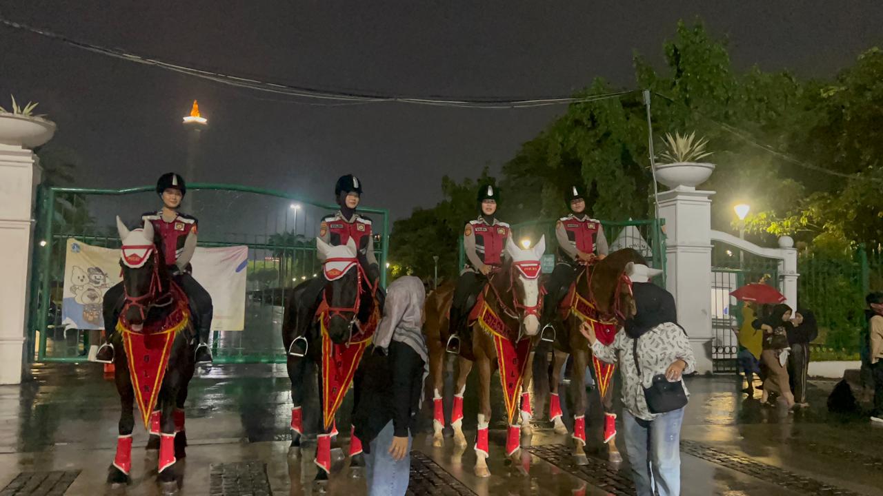 Polisi Berkuda Polsatwa Patroli di Monas, Warga Antusias hingga Foto Bareng