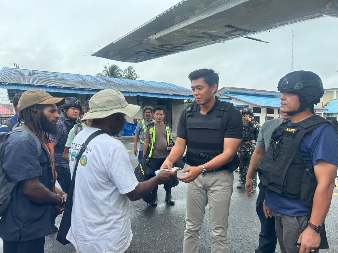Korowai Memanggil Nurani : Solidaritas Warga Menguat di Tengah Penembakan Pilot, Empat Pelaku Diamankan dan Pengamanan Bandara Diperketat