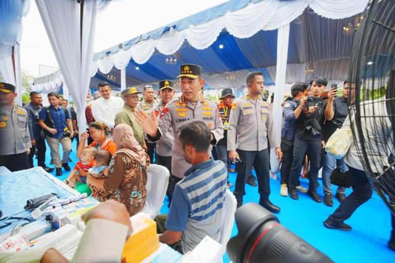 Tinjau Hunian Sementara Korban Bencana di Tapteng, Kapolri-Ketua Komisi IV Salurkan 16 Truk Bantuan Kemanusiaan