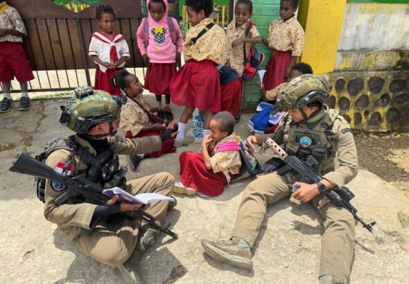 Patroli Dialogis di Paniai, Satgas Operasi Damai Cartenz 2026 Kedepankan Pendekatan Humanis